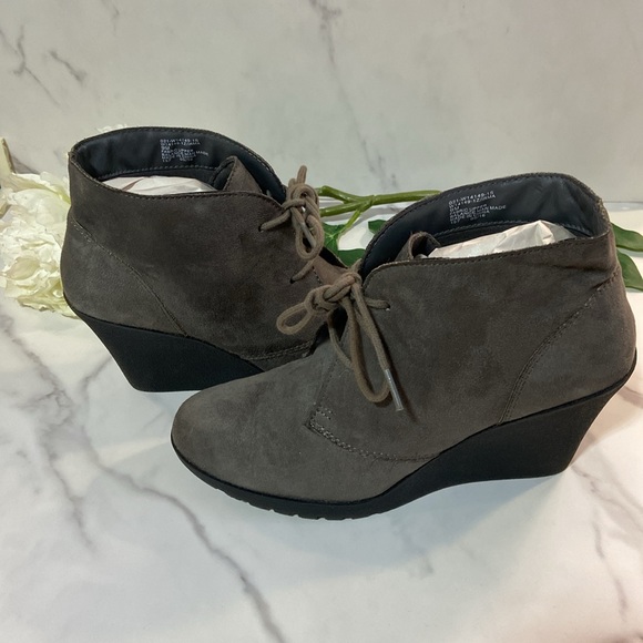 White Mountain Lace-up Oxford  Style Bootie Size 9M - Picture 12 of 17